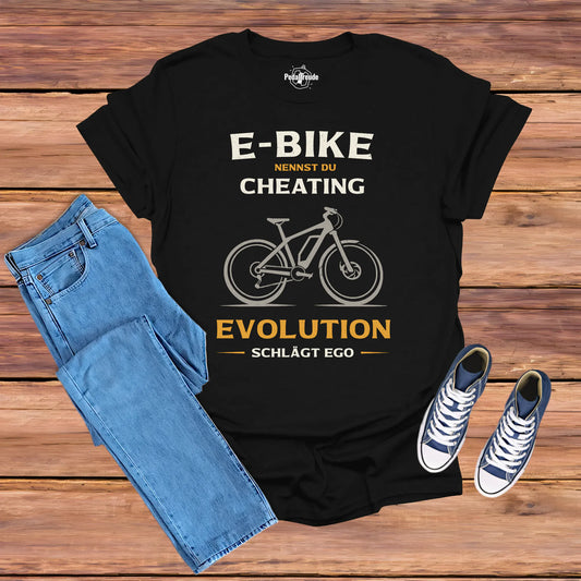 Schwarzes E-Bike T-Shirt „E-Bike nennst du Cheating? Evolution schlägt Ego“ – Statement-Motiv mit E-Bike Illustration (Pedalfreude)