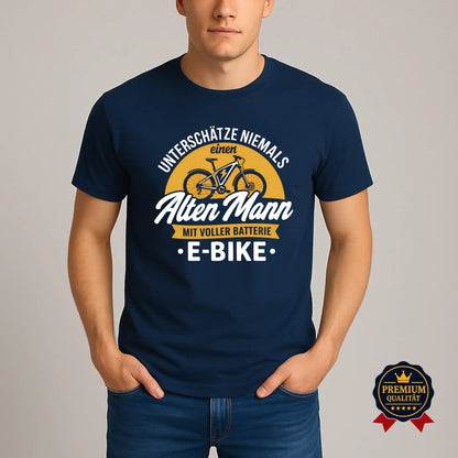 Navy E-Bike T-Shirt Herren mit Spruch „Unterschätze niemals einen alten Mann mit voller Batterie“