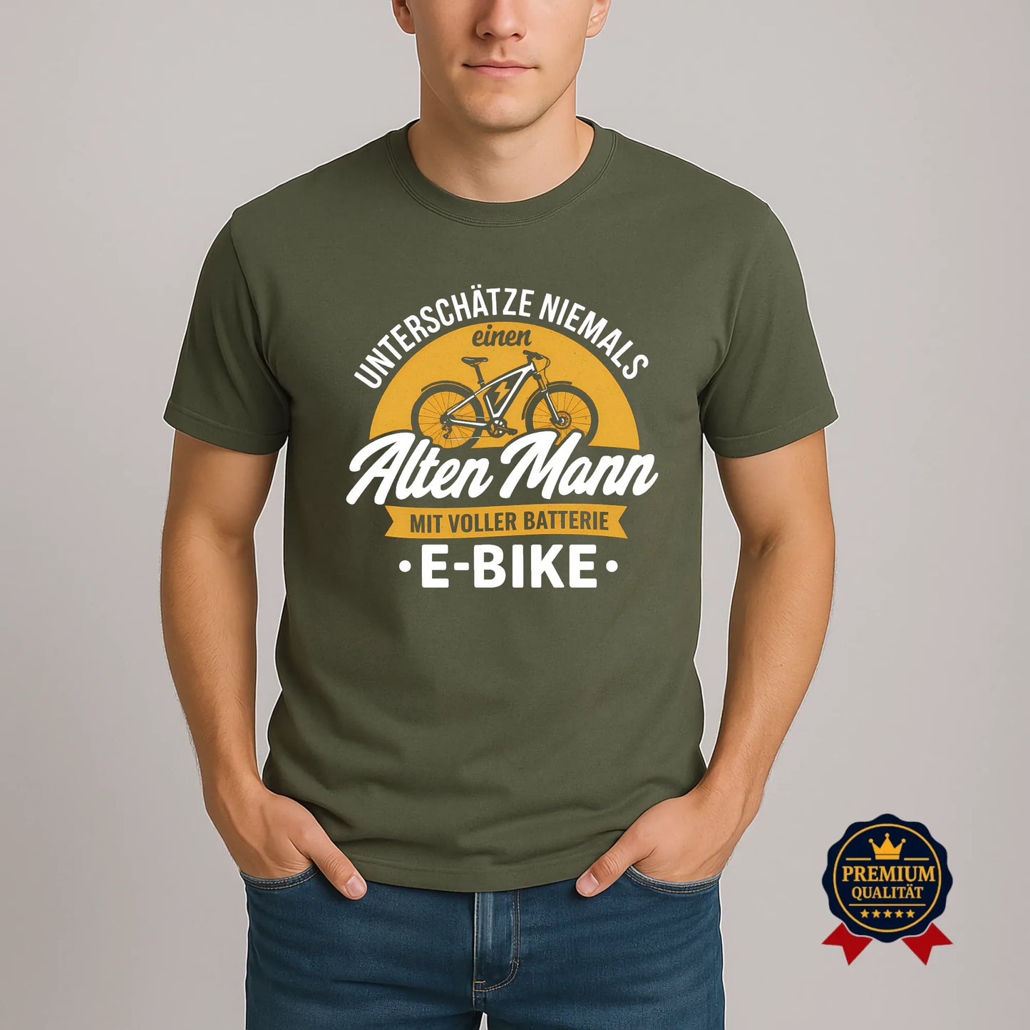 Khaki E-Bike T-Shirt Herren mit Spruch „Unterschätze niemals einen alten Mann mit voller Batterie“