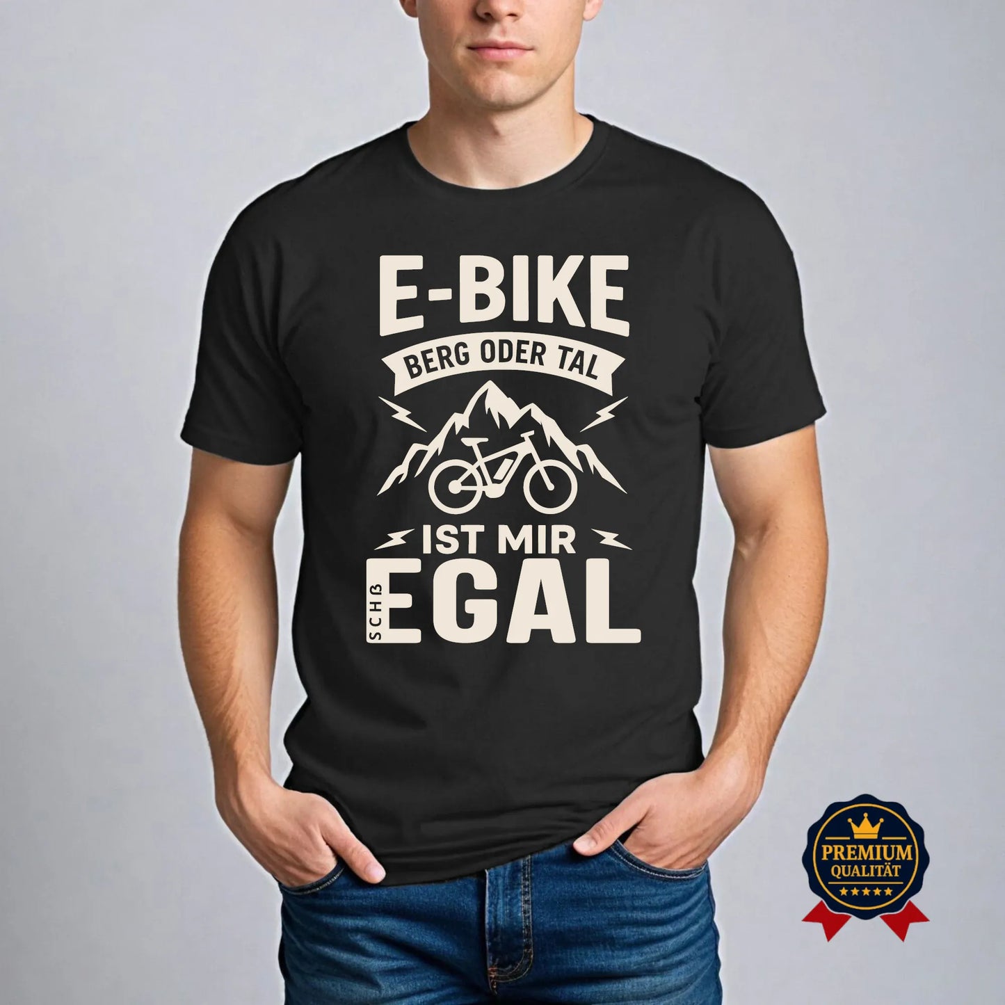 Schwarzes E-Bike T-Shirt am Model mit Bergmotiv und Spruch „Berg oder Tal – Ist mir egal“ – lustiges Statement für E-Bike Fahrer.