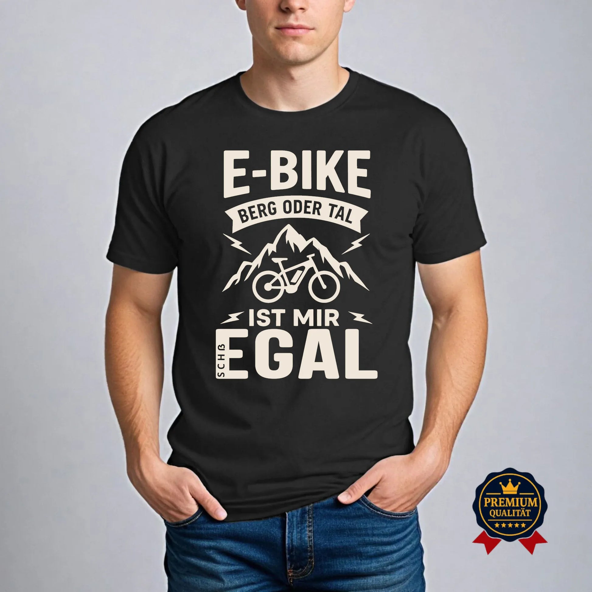Schwarzes E-Bike T-Shirt am Model mit Bergmotiv und Spruch „Berg oder Tal – Ist mir egal“ – lustiges Statement für E-Bike Fahrer.