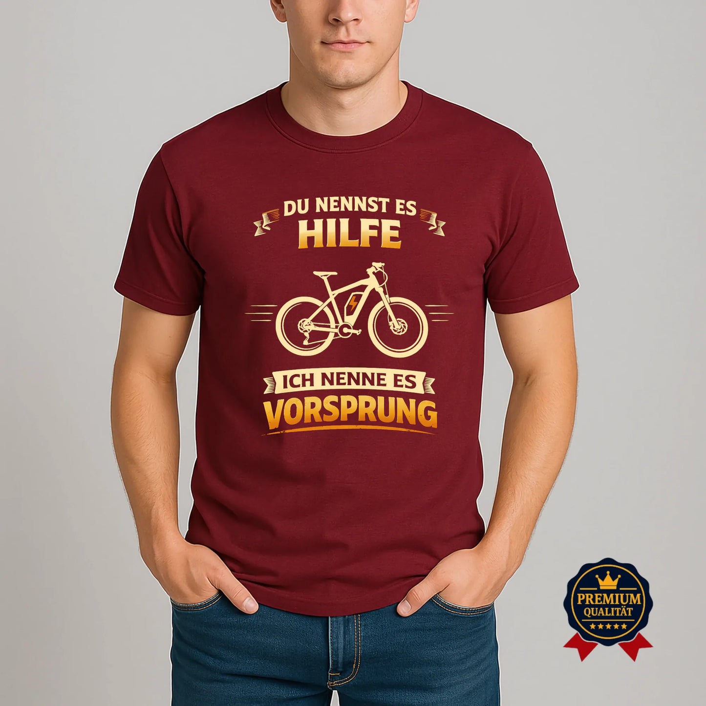 E-Bike T-Shirt Herren burgundy mit Spruch „Du nennst es Hilfe, ich nenne es Vorsprung“ am Model