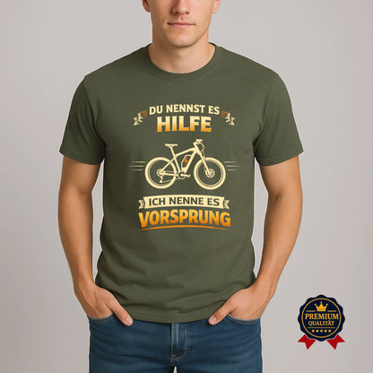 E-Bike T-Shirt Herren khaki mit Spruch „Du nennst es Hilfe, ich nenne es Vorsprung“ am Model