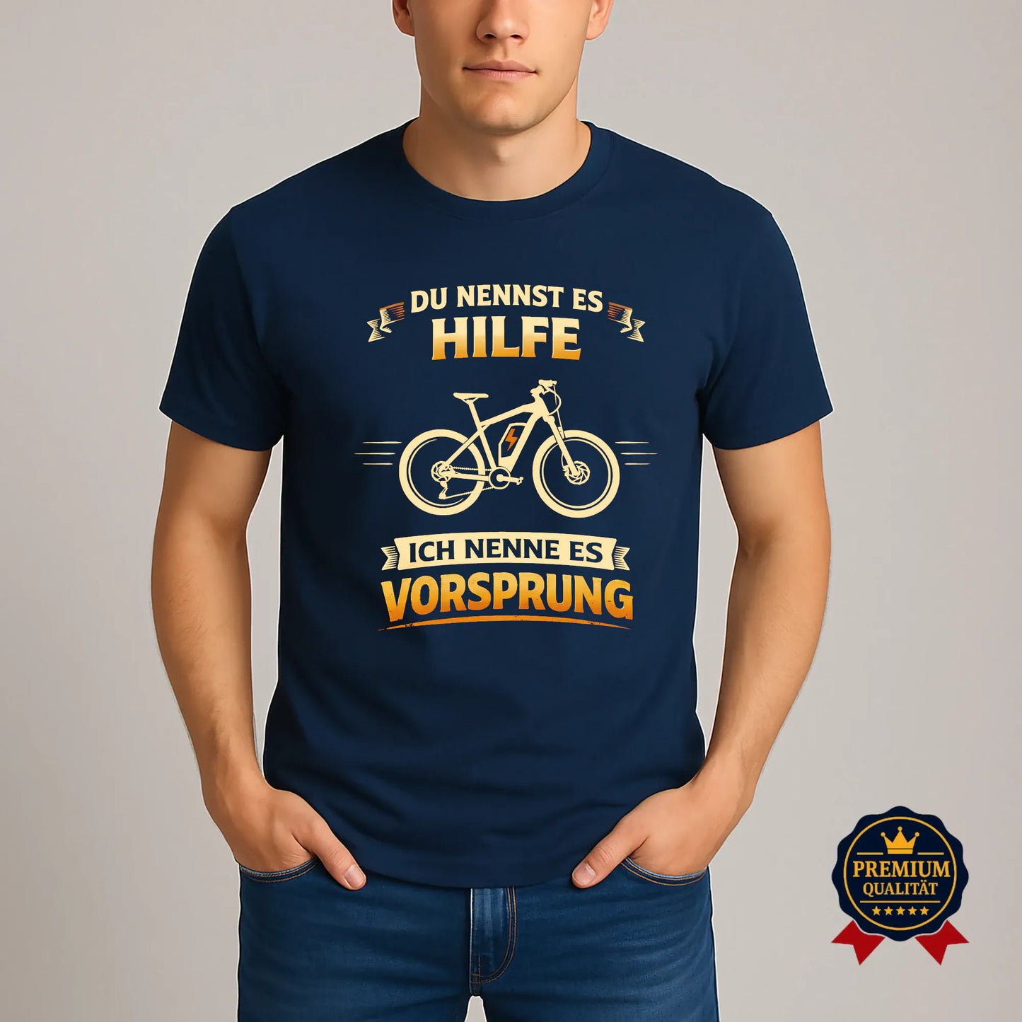 E-Bike T-Shirt Herren navy mit Spruch „Du nennst es Hilfe, ich nenne es Vorsprung“ am Model