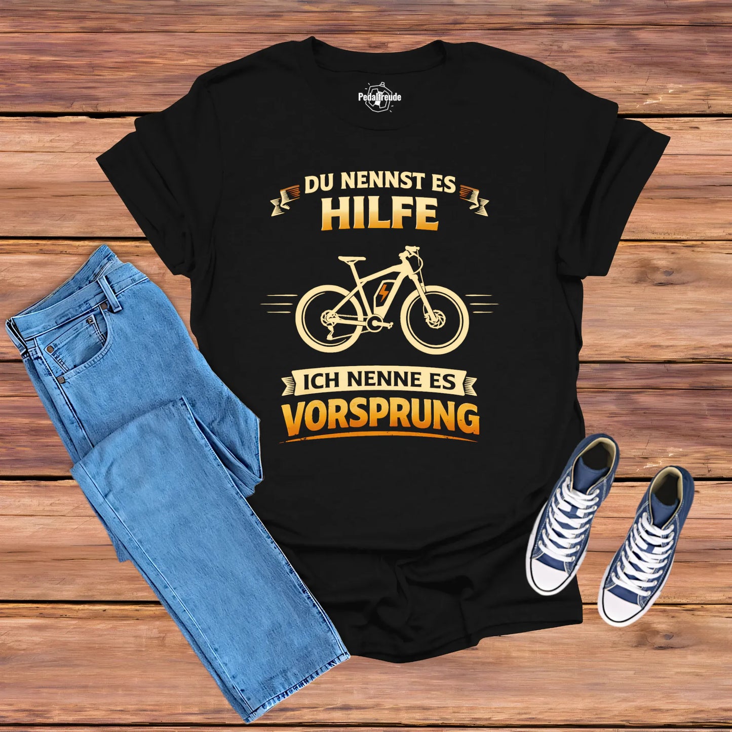 Schwarzes E-Bike T-Shirt Herren mit Spruch „Du nennst es Hilfe, ich nenne es Vorsprung“ als Lifestyle Flatlay