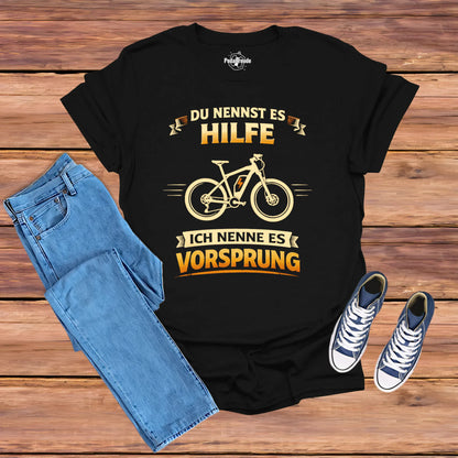 Schwarzes E-Bike T-Shirt Herren mit Spruch „Du nennst es Hilfe, ich nenne es Vorsprung“ als Lifestyle Flatlay