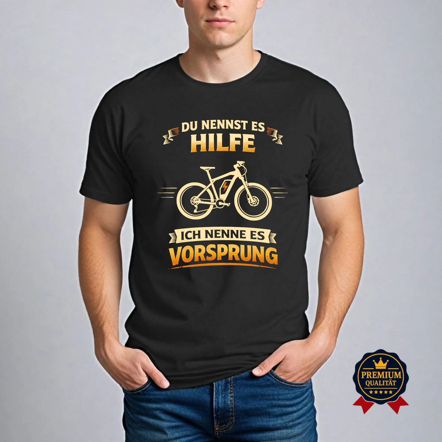 E-Bike T-Shirt Herren schwarz mit Spruch „Du nennst es Hilfe, ich nenne es Vorsprung“ am Model