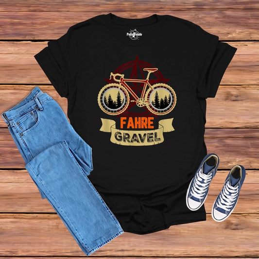 Schwarzes „Fahre Gravel“ Gravel Bike T-Shirt mit Retro-Design und Waldmotiv – Hero Mockup