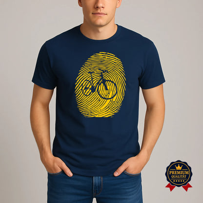 Dunkelblaues T-Shirt mit gelbem Fingerabdruck und Fahrraddesign – getragen von einem Mann. Premium Qualität für Fahrradliebhaber und Urban Style.
