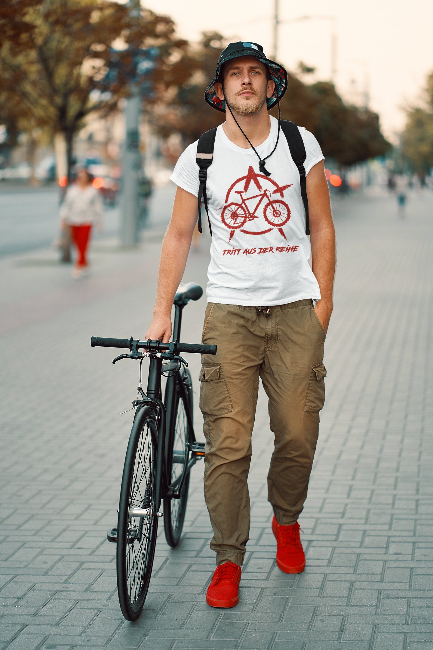 Mann mit weißem Fahrrad T-Shirt – Tritt aus der Reihe Design, urbanes Lifestyle Mockup