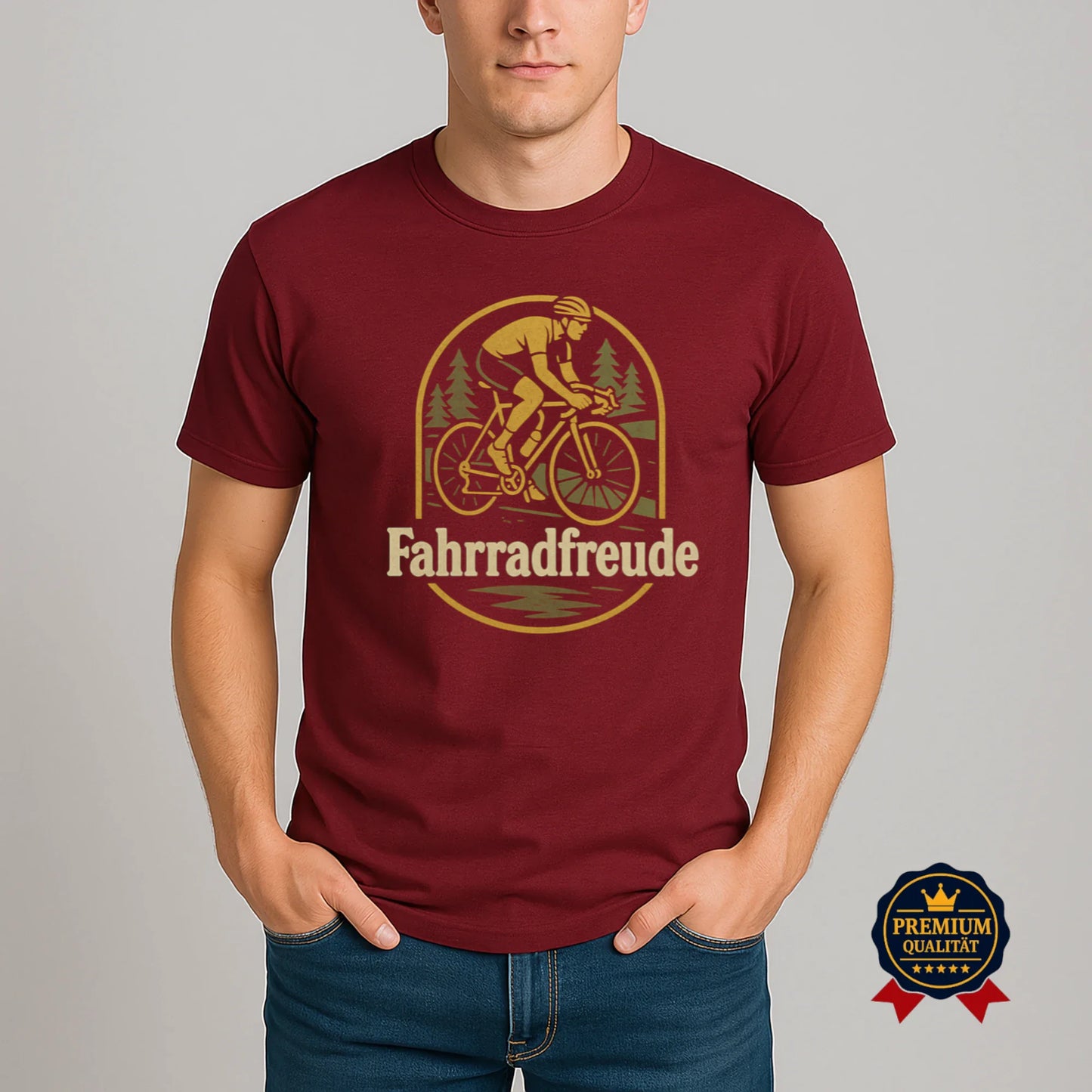 Burgunderrotes Fahrradfreude T-Shirt aus Bio-Baumwolle mit goldenem Radfahrer-Motiv, getragen von Model – nachhaltige Premium-Qualität von Pedalfreude.