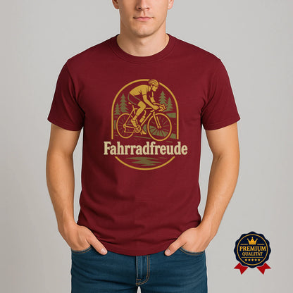 Burgunderrotes Fahrradfreude T-Shirt aus Bio-Baumwolle mit goldenem Radfahrer-Motiv, getragen von Model – nachhaltige Premium-Qualität von Pedalfreude.
