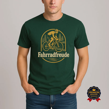 Dunkelgrünes Fahrradfreude T-Shirt aus Bio-Baumwolle mit goldenem Radfahrer-Motiv, getragen von Model – nachhaltige Premium-Qualität von Pedalfreude.