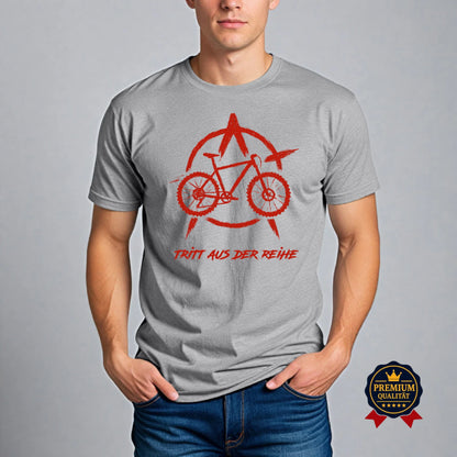Graues Fahrradshirt mit rotem Anarchie-Bike-Design, getragen von Modell – ideales Shirt für rebellische Biker:innen
