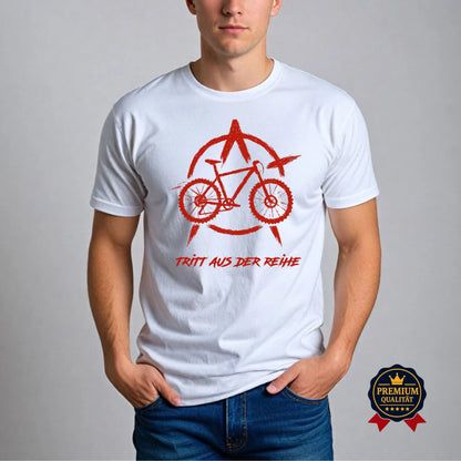Weißes Fahrradshirt mit rotem Anarchie-Bike-Design, getragen von Modell – starkes Statement für freiheitsliebende Radfahrer