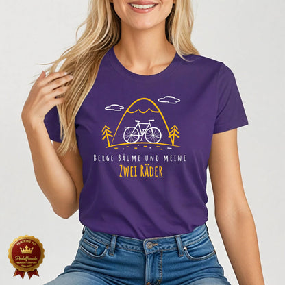 Lila Damen Fahrrad T-Shirt mit gelbem Berg-Design und dem Slogan „Berge, Bäume und meine zwei Räder“ – stilvoll, feminin und naturverbunden