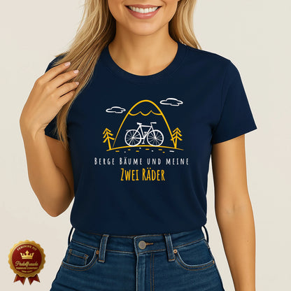 Dunkelblaues Damen Fahrrad T-Shirt mit Outdoor-Liniengrafik und Zitat „Berge, Bäume und meine zwei Räder“ – für Abenteurerinnen auf zwei Rädern
