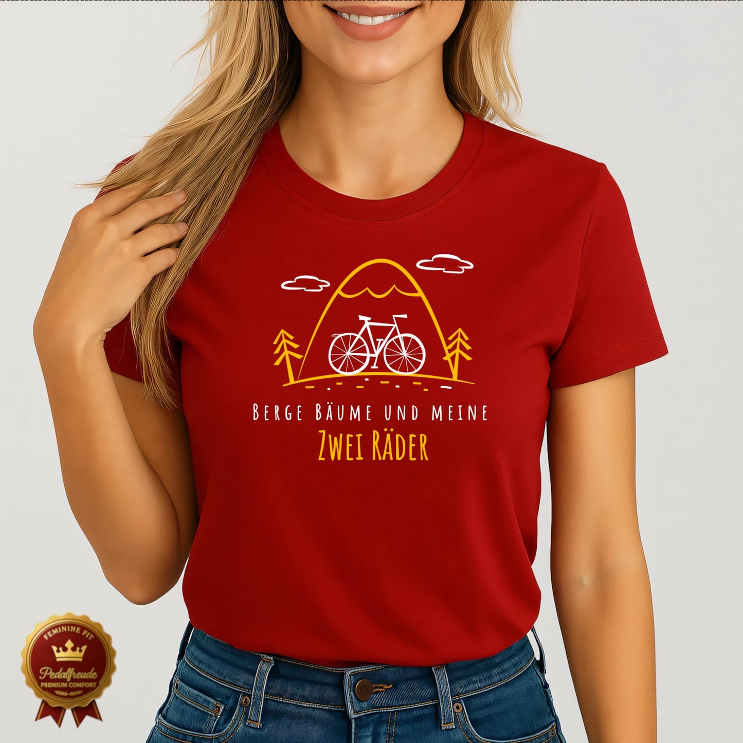 Rotes Damen Fahrrad T-Shirt mit stilisiertem Berg- und Waldmotiv und dem Spruch „Berge, Bäume und meine zwei Räder“ – naturverbunden und aktiv