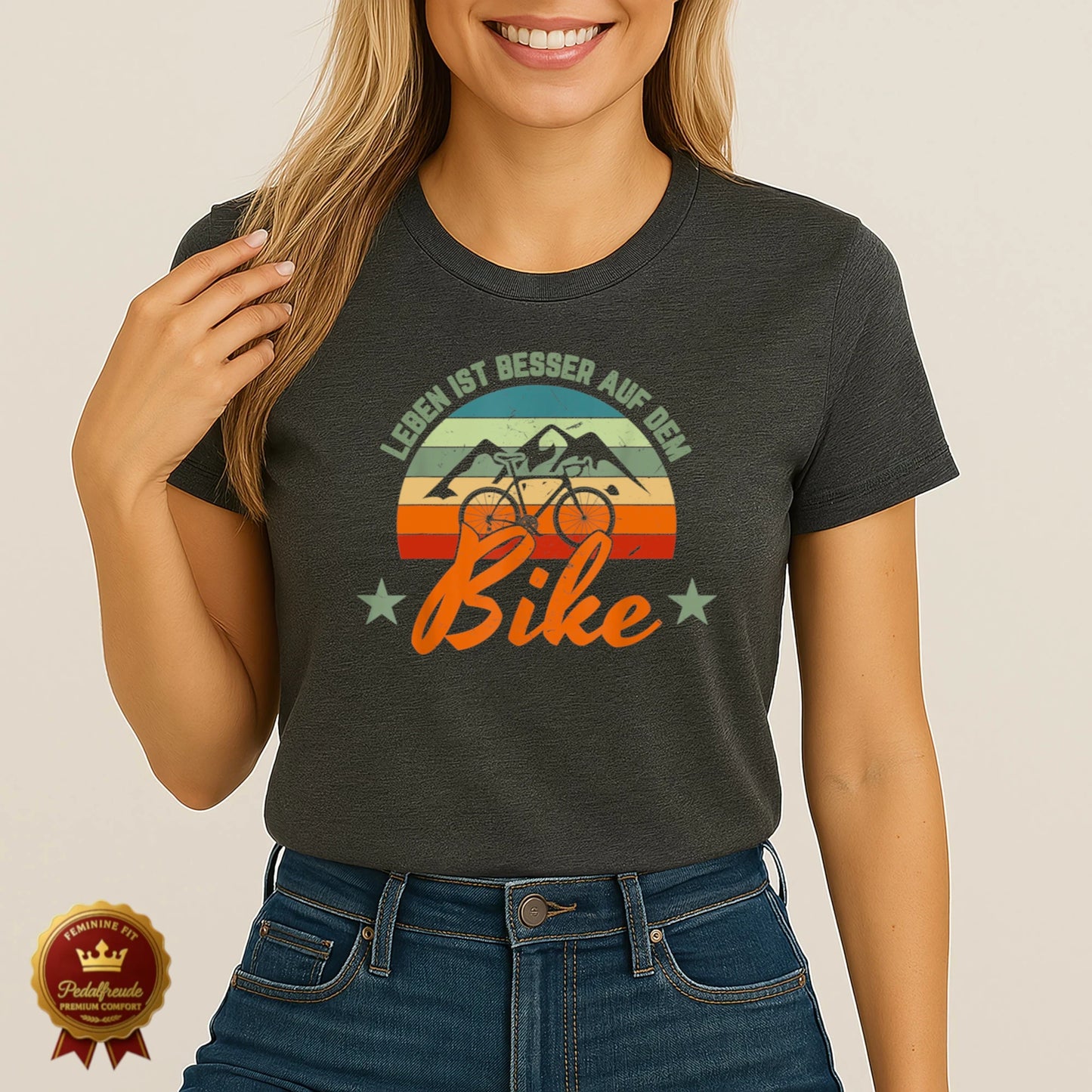 Anthrazitfarbenes Damen Fahrrad T-Shirt mit Bergmotiv und Text „Leben ist besser auf dem Bike“ – lässig, aktiv und retro-inspiriert