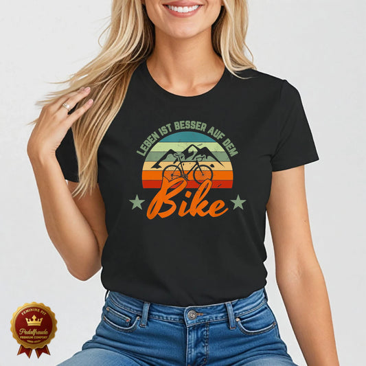 Schwarzes Damen Fahrrad T-Shirt mit Retro-Sonnenuntergang und dem Spruch „Leben ist besser auf dem Bike“ – abenteuerlich und stilvoll