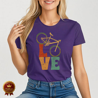 Lila Damen Fahrrad T-Shirt mit kreativem „LOVE“-Motiv und Fahrradrahmen als Teil des Designs – farbenfroh und charmant