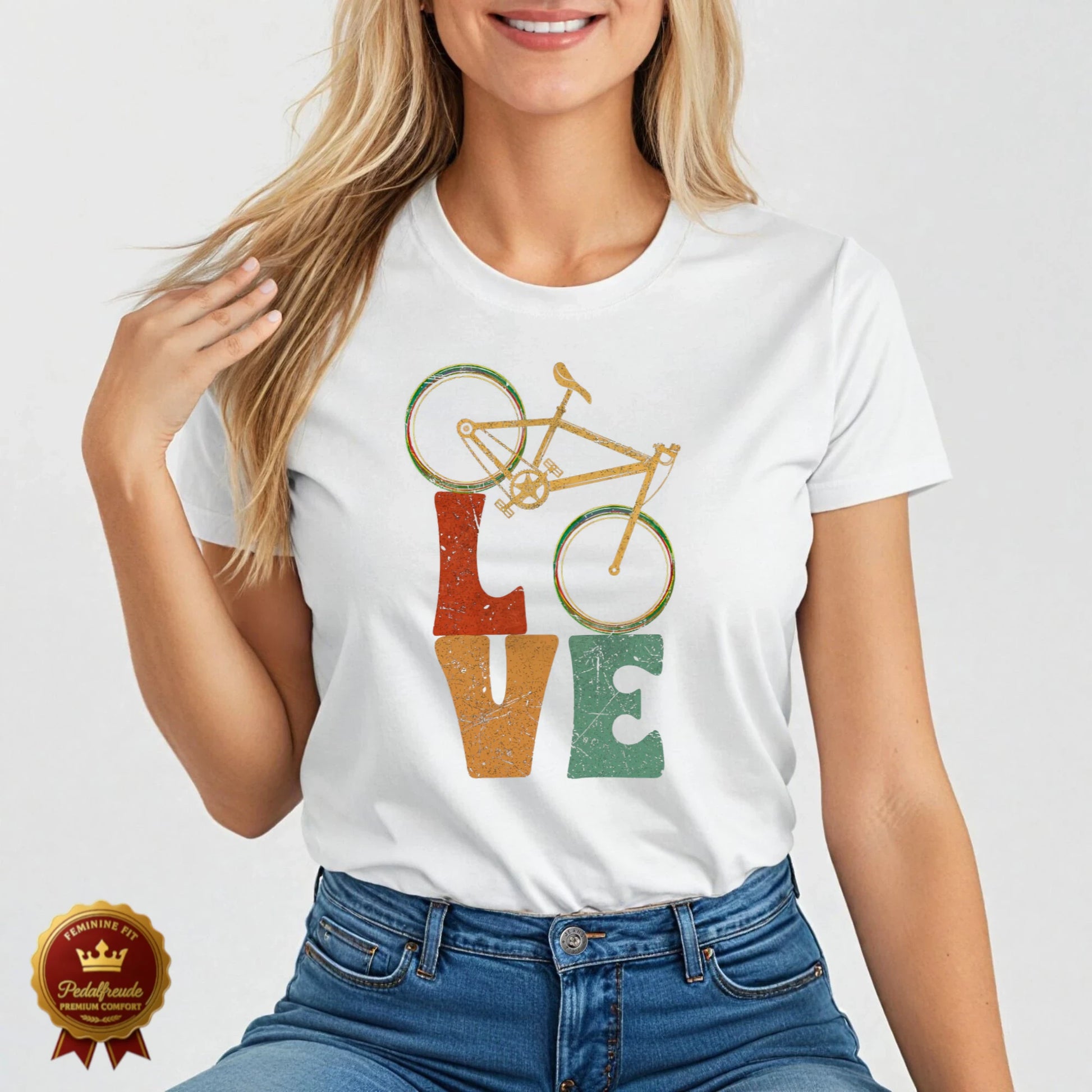 Weißes Damen Fahrrad T-Shirt mit farbigem Retro-Schriftzug „LOVE“ und Fahrrad als Highlight – frisch, emotional und modern