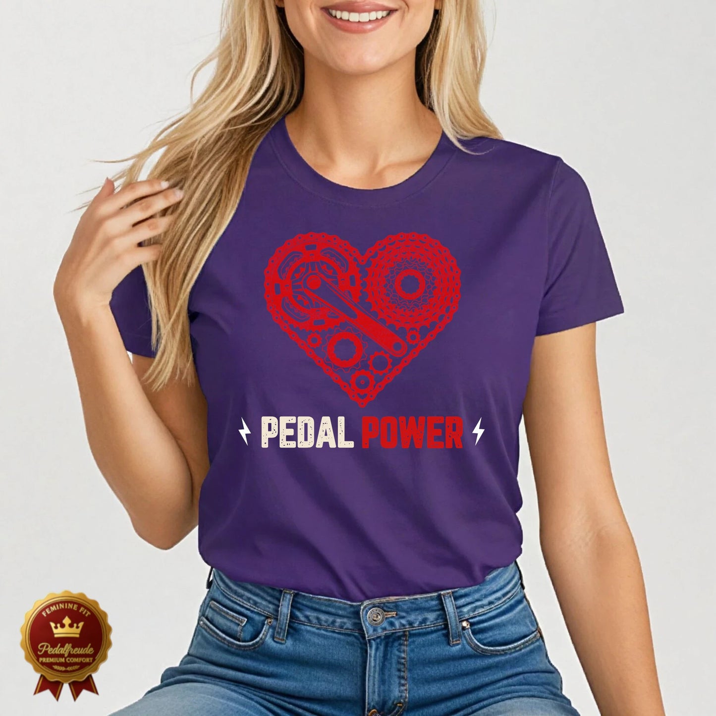 Lila Damen Fahrrad T-Shirt mit Herz aus Zahnkranz und dem Text „Pedal Power“ – feminin, kraftvoll und stilvoll
