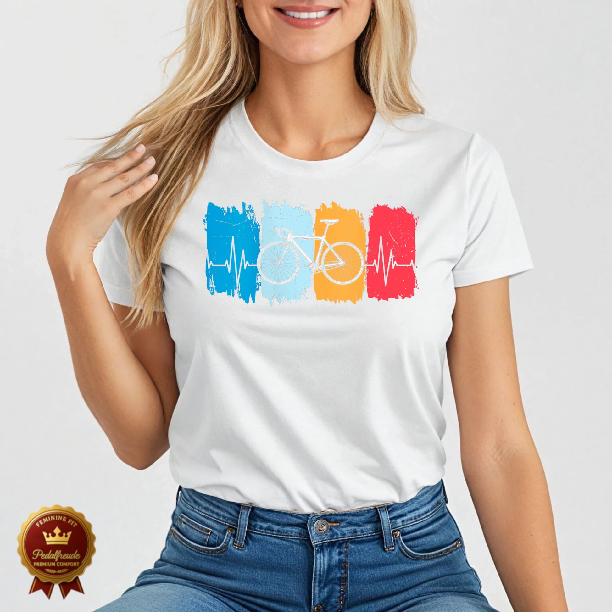 Weißes Damen Fahrrad T-Shirt mit buntem Herzschlag und Fahrrad-Illustration – energiegeladen, sportlich und auffällig