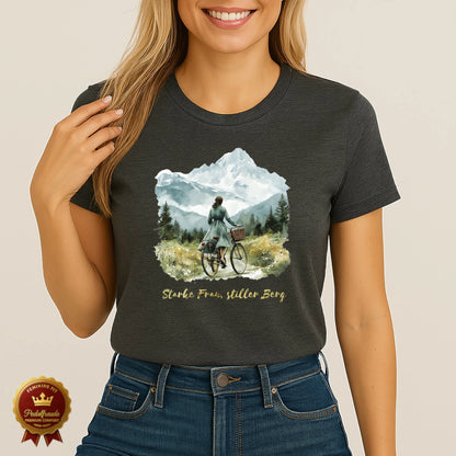 Anthrazitfarbenes Damen Fahrrad T-Shirt mit ruhiger Bergszene und der Botschaft „Starke Frau, stiller Berg“ – stilvoll, nachdenklich und kraftvoll
