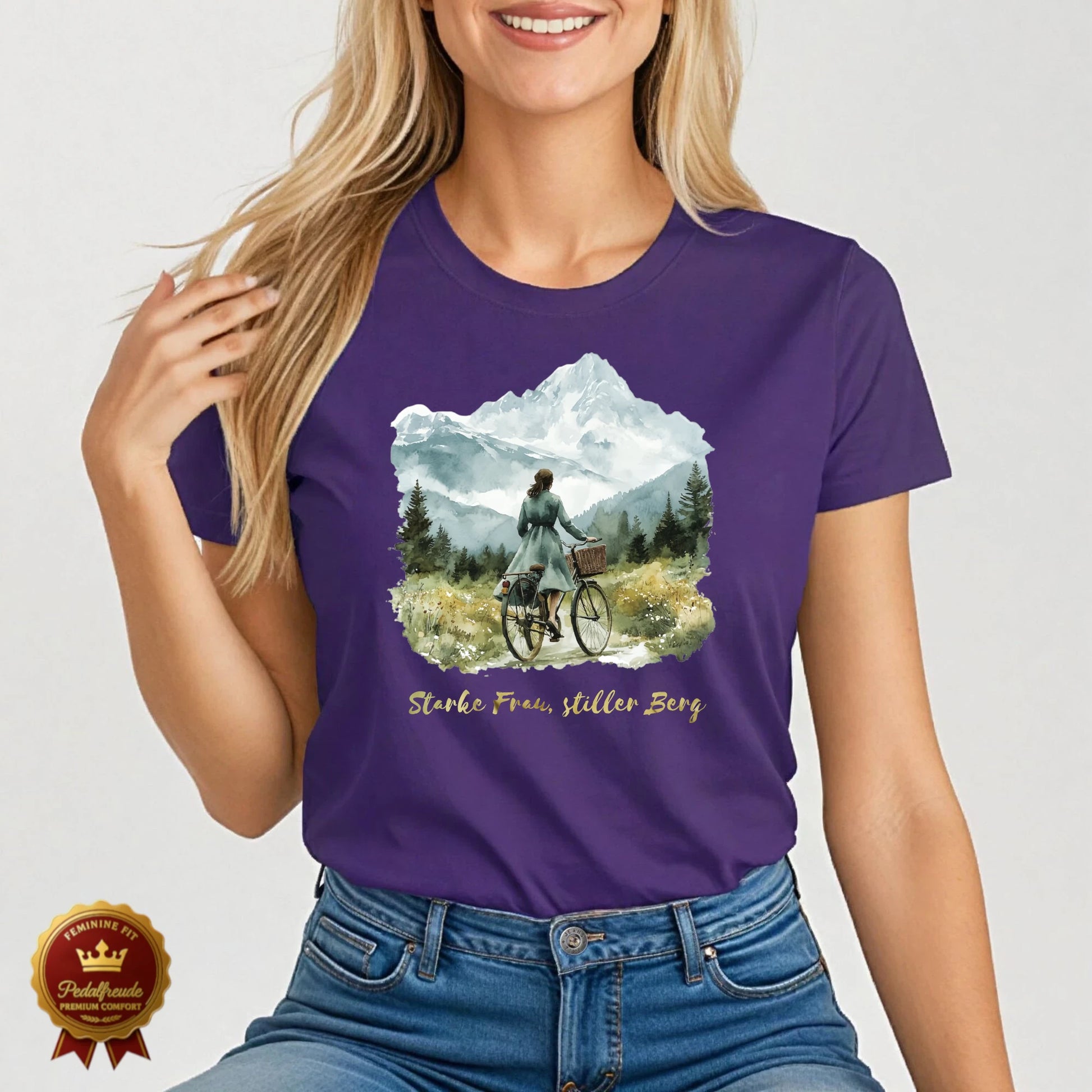 Lila Damen Fahrrad T-Shirt mit poetischem Naturmotiv und dem Schriftzug „Starke Frau, stiller Berg“ – ruhig, elegant und inspirierend