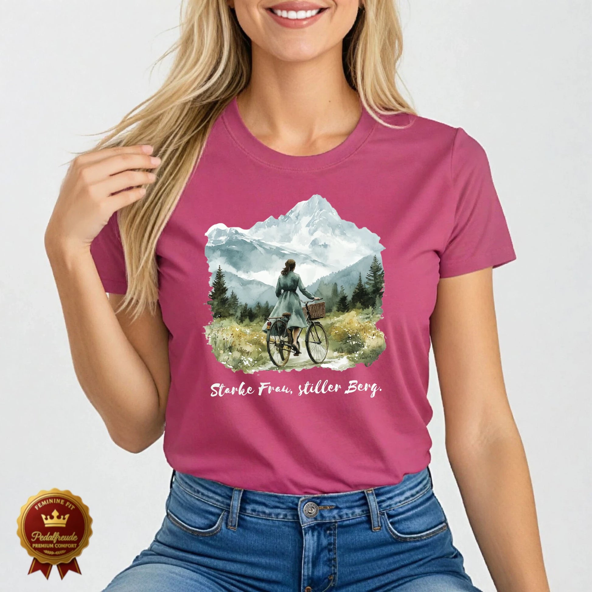 Pink Damen Fahrrad T-Shirt mit stimmungsvollem Alpenmotiv und dem Spruch „Starke Frau, stiller Berg“ – feminin, inspirierend und selbstbewusst