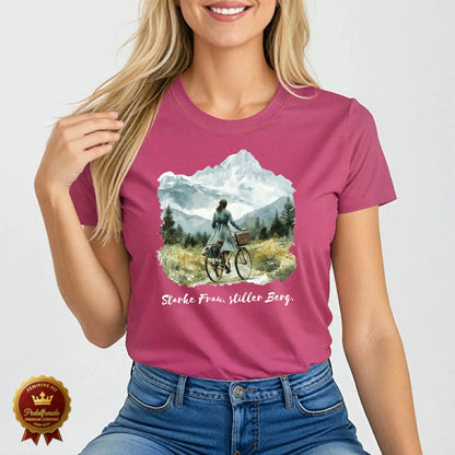 Pink Damen Fahrrad T-Shirt mit stimmungsvollem Alpenmotiv und dem Spruch „Starke Frau, stiller Berg“ – feminin, inspirierend und selbstbewusst