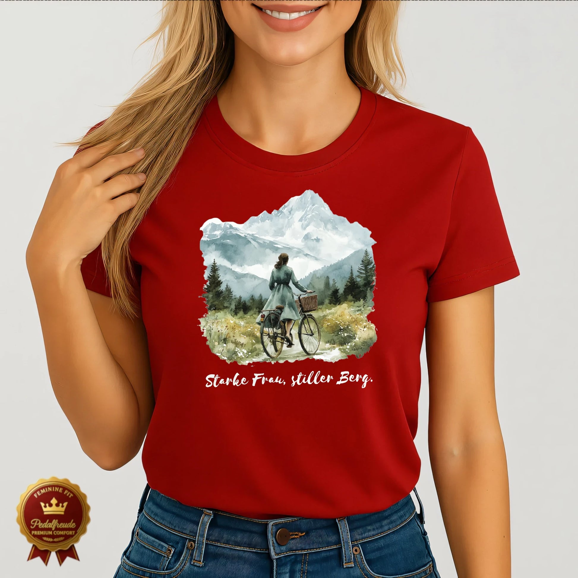 Rotes Damen Fahrrad T-Shirt mit Bergpanorama und der Aufschrift „Starke Frau, stiller Berg“ – ausdrucksstark, mutig und emotional