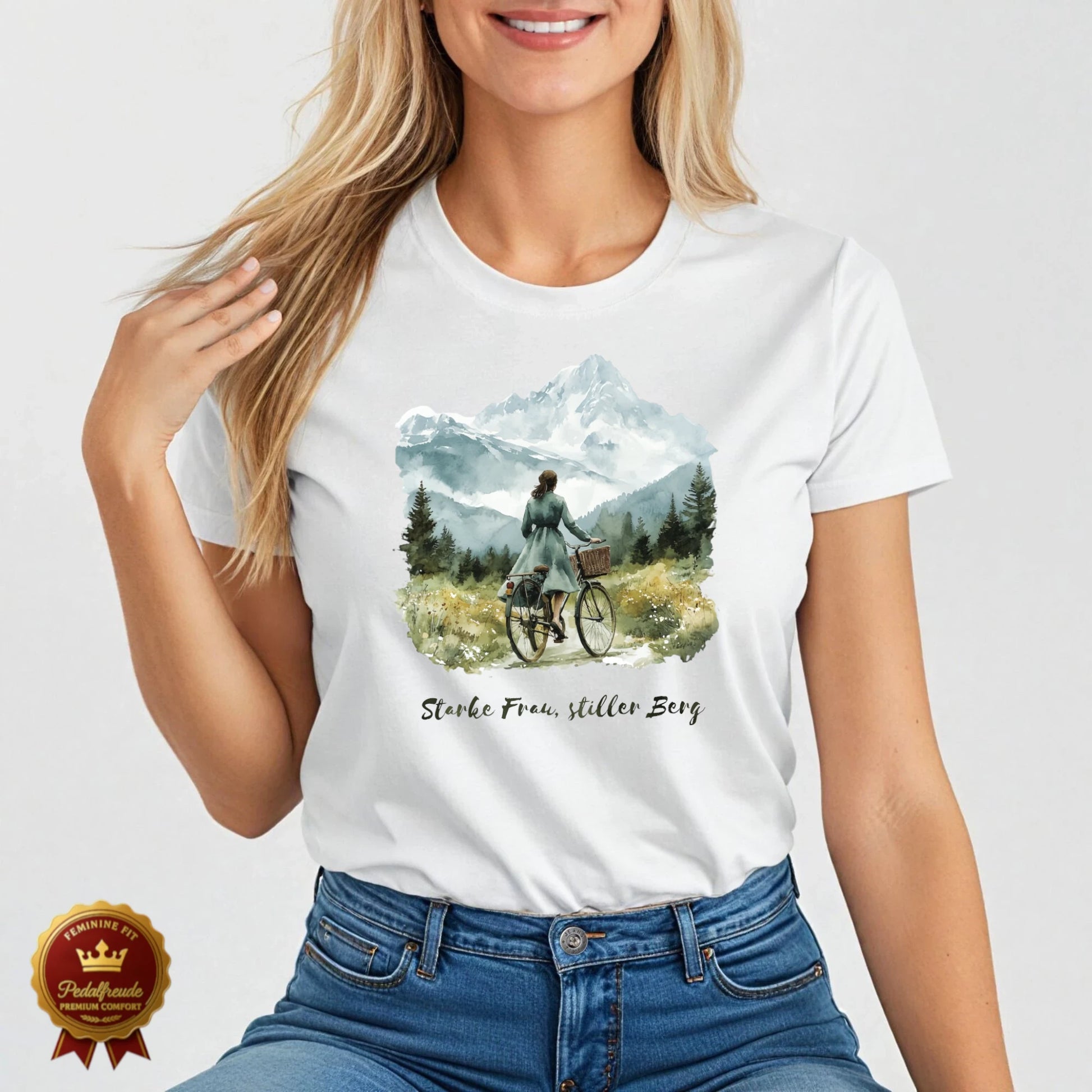 Weißes Damen Fahrrad T-Shirt mit Bergmotiv und dem Text „Starke Frau, stiller Berg“ – naturverbunden, ruhig und kraftvoll