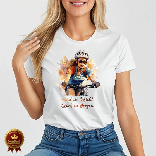 Weißes Damen Fahrrad T-Shirt mit dynamischem Motiv einer Radfahrerin und dem Spruch „Wind im Gesicht, Glück im Herzen“ – energiegeladen, frei und lebensfroh