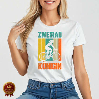 Weißes Damen T-Shirt mit Retro-Motiv einer Frau auf dem Fahrrad und Schriftzug „Zweirad Königin“ – sommerlich, stark und einzigartig