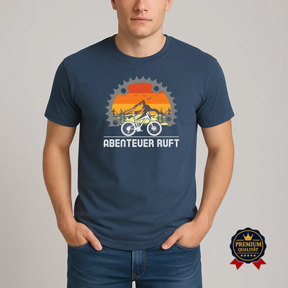Abenteuer Ruft T-Shirt – Mountainbike Design mit Zahnkranz und Berglandschaft