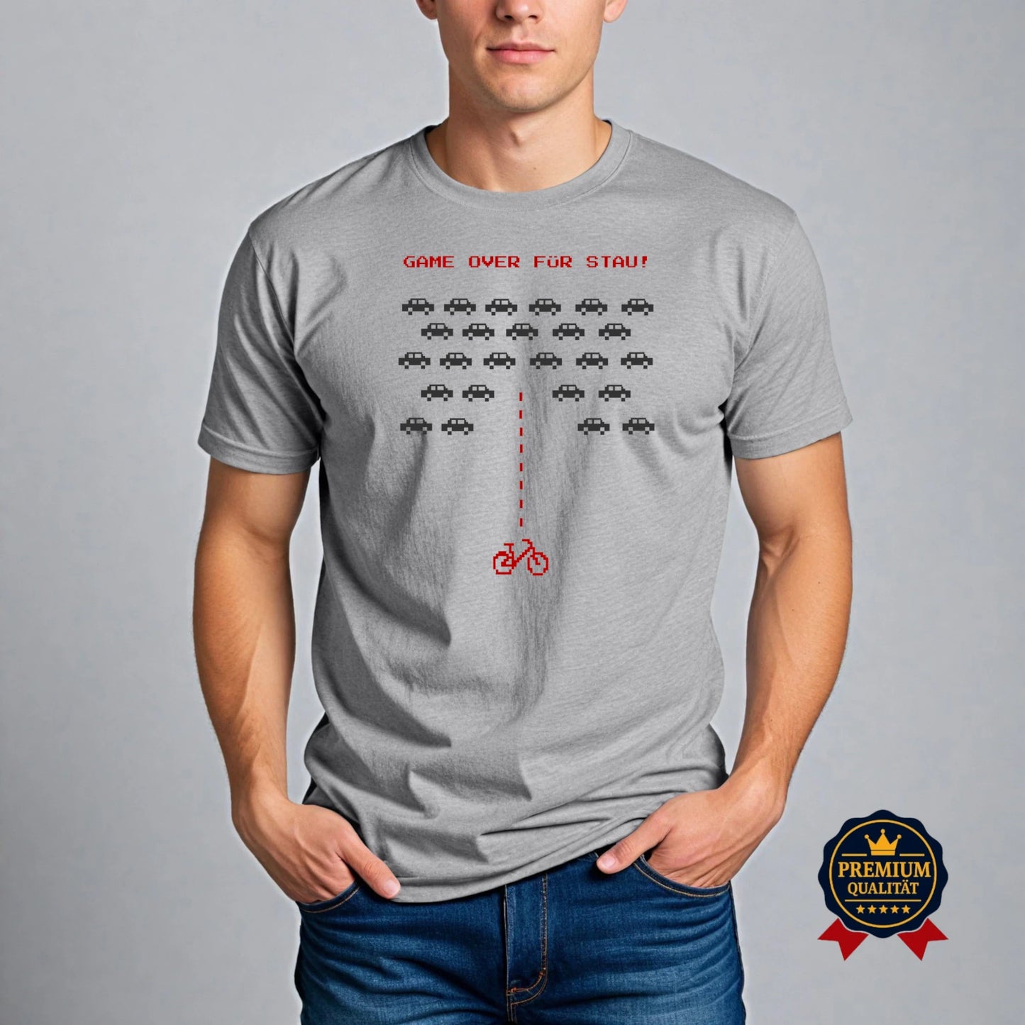 Graues T-Shirt mit Pixel-Art Design "Game Over für Stau" – getragen von einem Mann. Premium Qualität für Retro-Gaming Fans und Fahrradliebhaber.