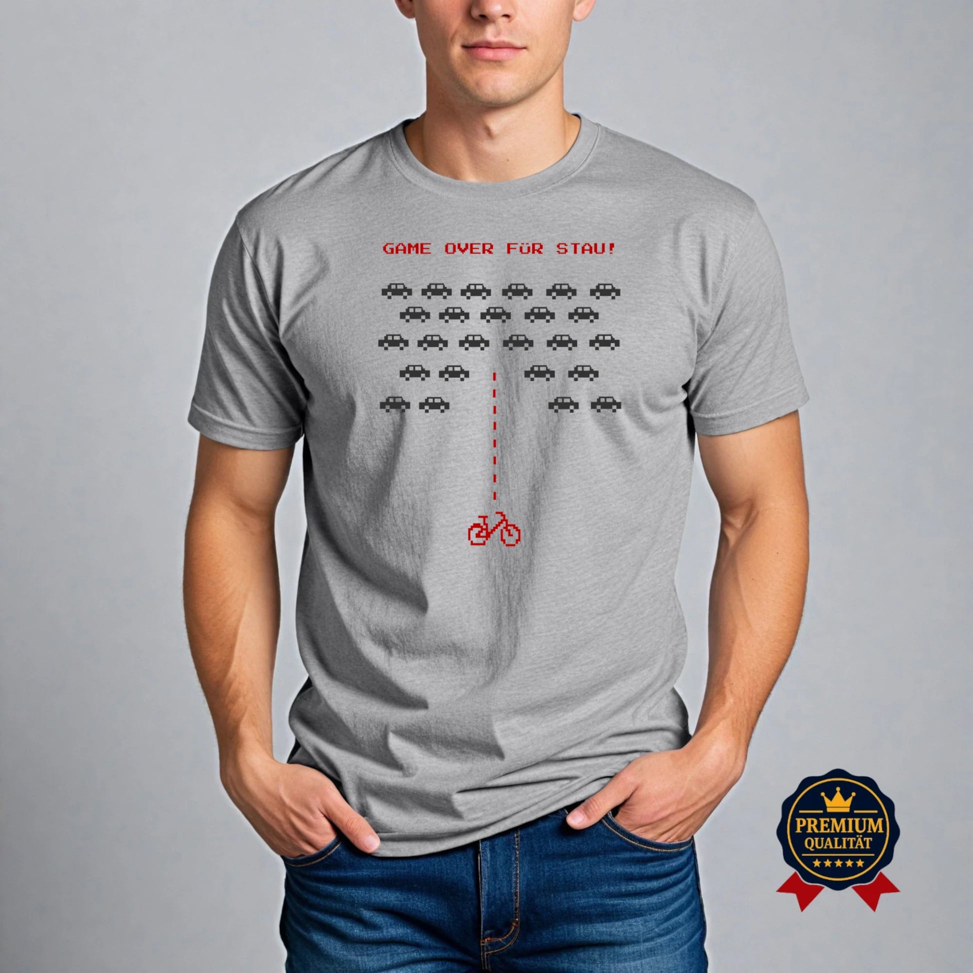 Graues T-Shirt mit Pixel-Art Design "Game Over für Stau" – getragen von einem Mann. Premium Qualität für Retro-Gaming Fans und Fahrradliebhaber.