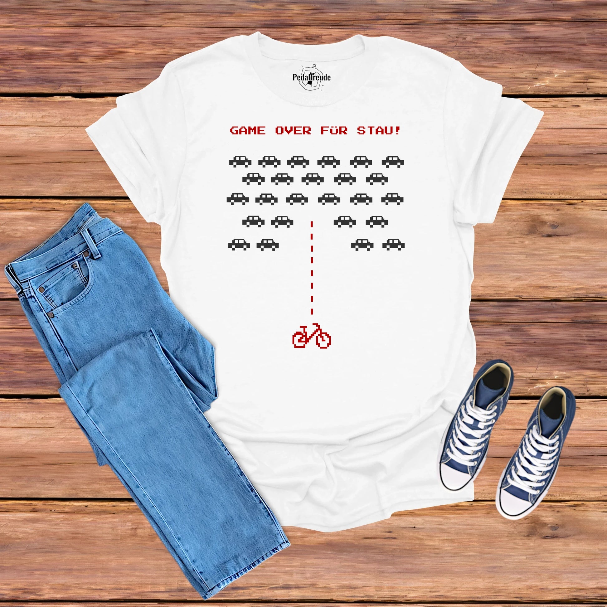 Hero Mockup eines weißen T-Shirts mit Pixel-Art Design "Game Over für Stau" – präsentiert mit Jeans und Sneakers.