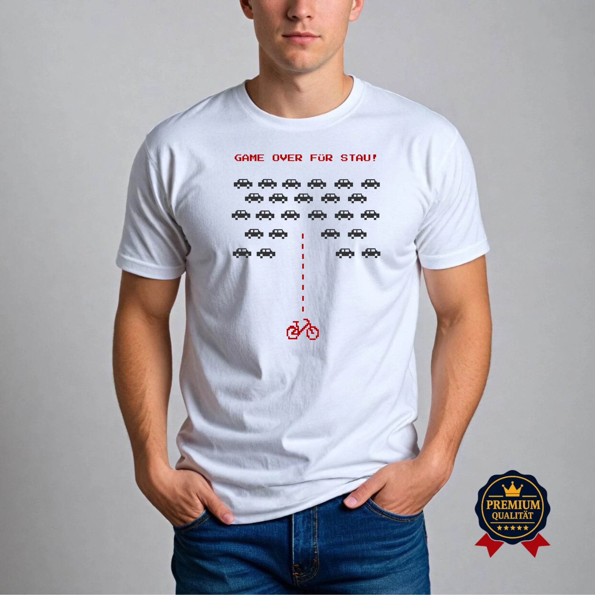 Weißes T-Shirt mit Pixel-Art Design "Game Over für Stau" – getragen von einem Mann. Premium Qualität für Retro-Gaming Fans und Fahrradliebhaber.