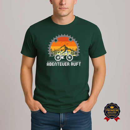 Abenteuer Ruft T-Shirt – Mountainbike Design mit Zahnkranz und Berglandschaft