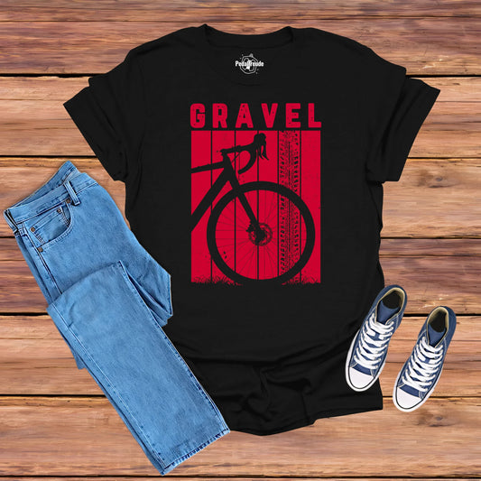 Hero-Mockup eines schwarzen Gravelbike T-Shirts mit rotem Design – perfekt für Fans von Schotter und Abenteuer.
