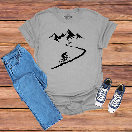 Graues Fahrrad T-Shirt mit Radfahrer auf kurviger Bergstraße und Alpenmotiv – nachhaltiges Bio-Shirt als Lifestyle Outfit mit Jeans und Sneakers