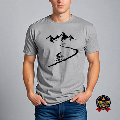 Graues Fahrrad T-Shirt mit Radfahrer auf kurviger Bergstraße und Alpenmotiv – Premium Bio-Shirt getragen von Mann im Casual Outfit