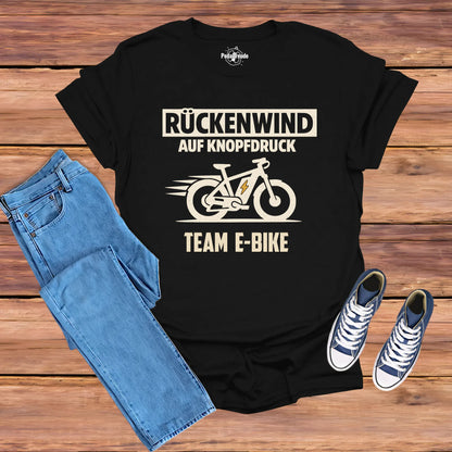 Flatlay: Schwarzes E-Bike T-Shirt „Rückenwind auf Knopfdruck – Team E-Bike“ im Vintage-Look (Pedalfreude)