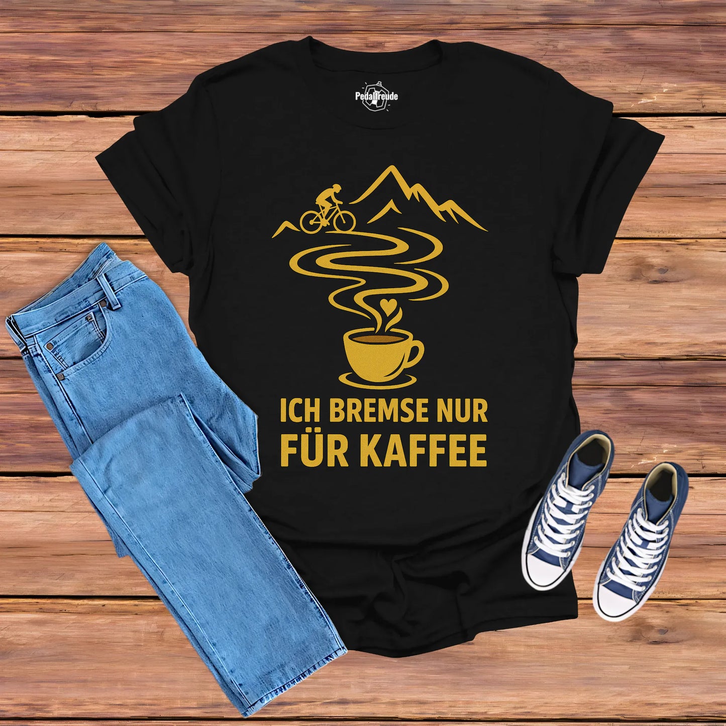 Schwarzes Fahrrad T-Shirt mit Aufdruck „Ich bremse nur für Kaffee“ in Gelb, Premium Bio-Baumwolle, Modell Pedalfreude.