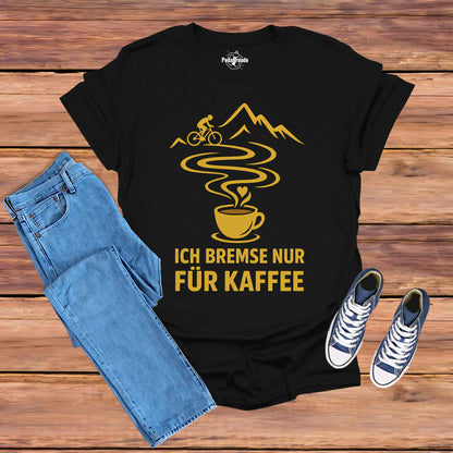 Schwarzes Fahrrad T-Shirt mit Aufdruck „Ich bremse nur für Kaffee“ in Gelb, Premium Bio-Baumwolle, Modell Pedalfreude.