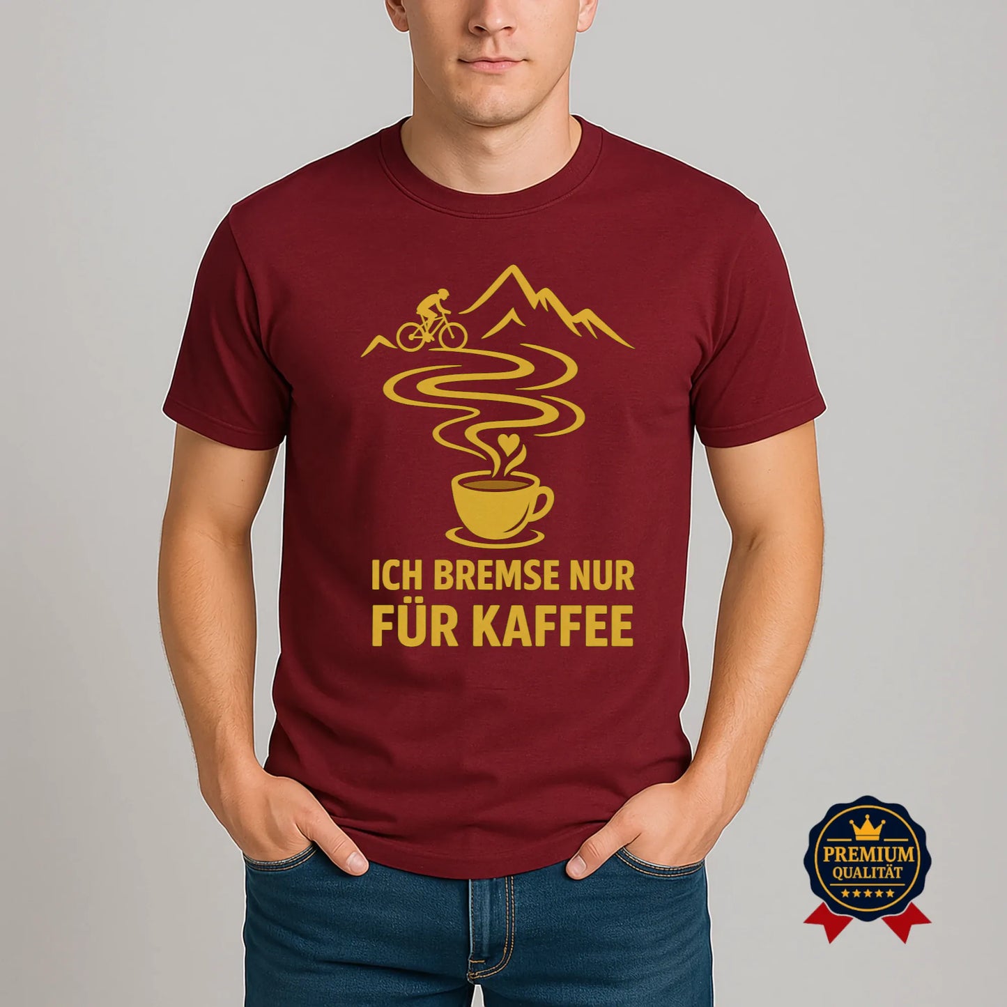 Modell trägt bordeauxrotes Fahrrad T-Shirt mit gelbem Aufdruck „Ich bremse nur für Kaffee“, Pedalfreude Design aus Bio-Baumwolle.