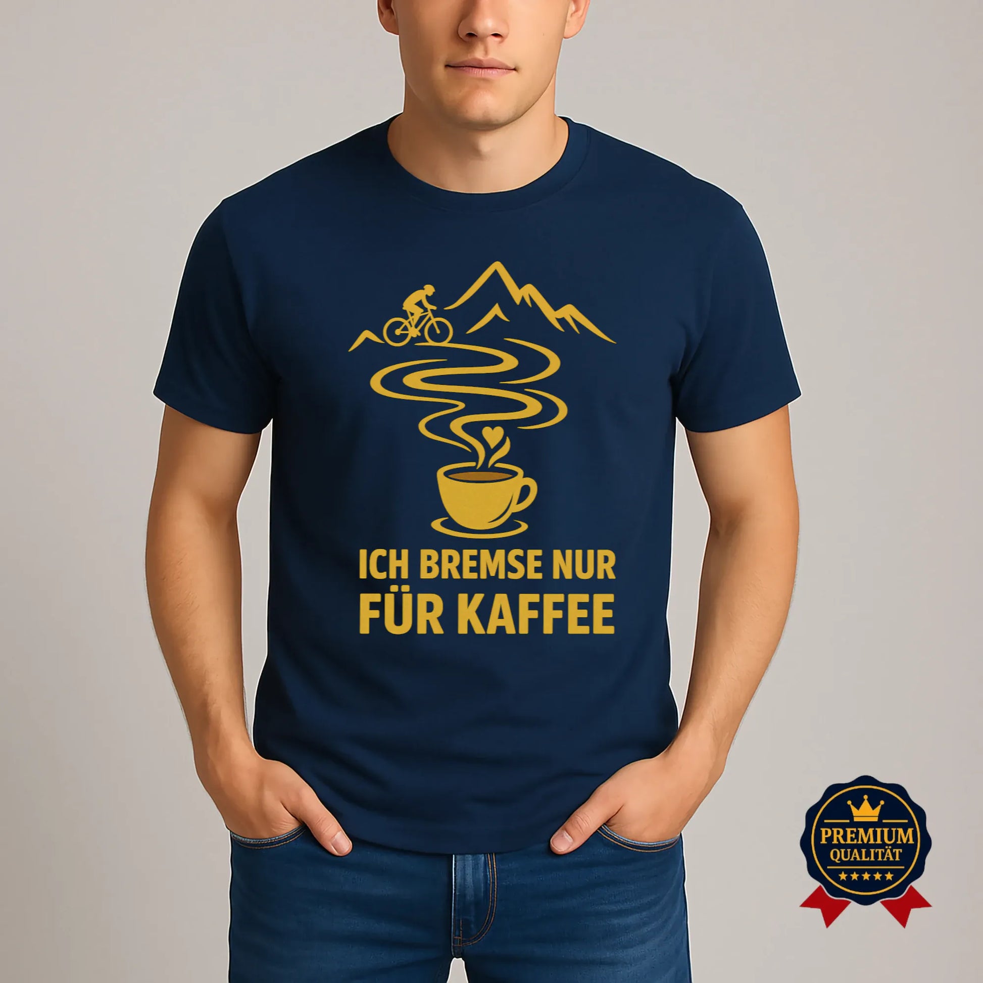 Modell trägt navyblaues Fahrrad T-Shirt mit gelbem Aufdruck „Ich bremse nur für Kaffee“, Pedalfreude Design aus Bio-Baumwolle.